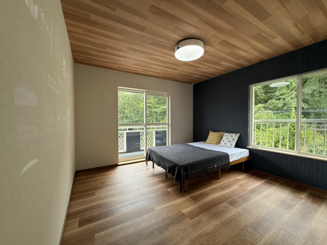 大津市青山5丁目　中古戸建天然木フルリノベーションの洋室|主寝室にはシアター付き♪