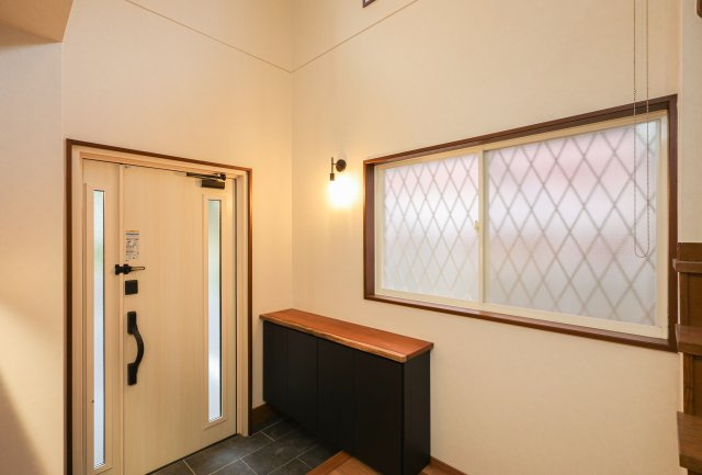 大津市青山5丁目　中古戸建天然木フルリノベーションの玄関