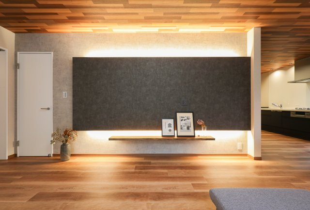 大津市青山5丁目　中古戸建天然木フルリノベーションの居間・リビング|天然木「アサメラ」のTVボードと造作壁でおしゃれ空間に♪