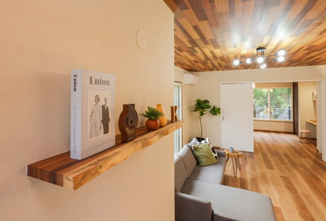 大津市青山5丁目　中古戸建天然木フルリノベーションの居間・リビング|ダイニングテーブル背面にも天然木「モンキーポッド」の造作棚♪