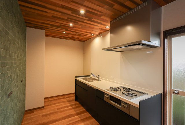 大津市青山5丁目　中古戸建天然木フルリノベーションのキッチン