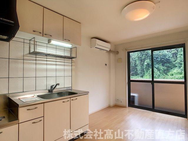 グランドシャトーⅡの居間・リビング