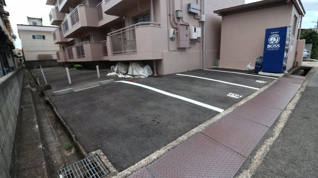 西本マンションの駐車場