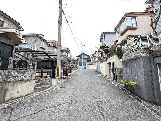 楠葉面取町　中古一戸建ての前面道路含む現地写真|■物件内覧・資金計画相談・住宅ローン相談、リフォーム相談、お問合せ受付中■
※当日・翌日のご内覧、ご相談はお電話でのお問合せがスムーズです！