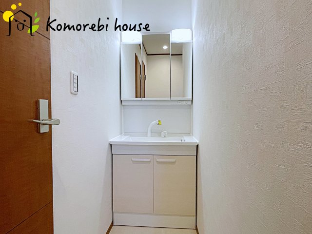 さいたま市見沼区南中丸　中古一戸建ての独立洗面台|3/10　撮影済み