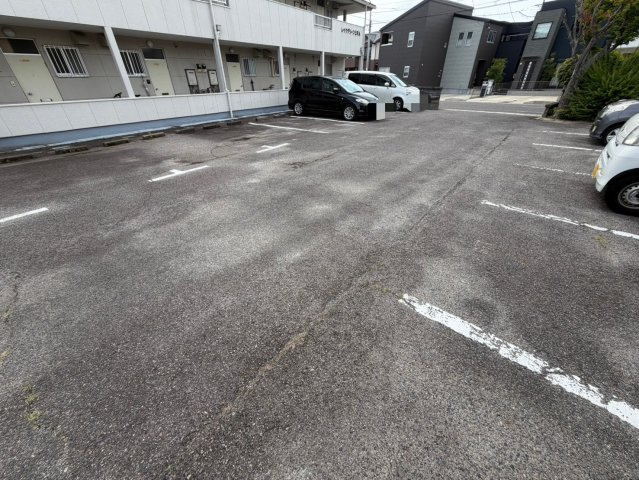 レイクグリーン三好　B棟の駐車場