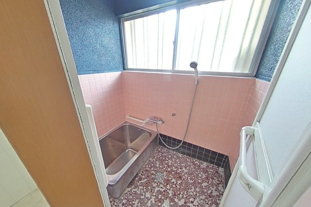 ６４８６７　岐阜市長森岩戸中古戸建ての浴室