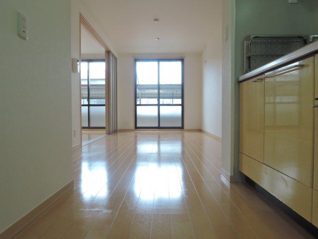 高槻市西冠２丁目の賃貸マンションの居間・リビング