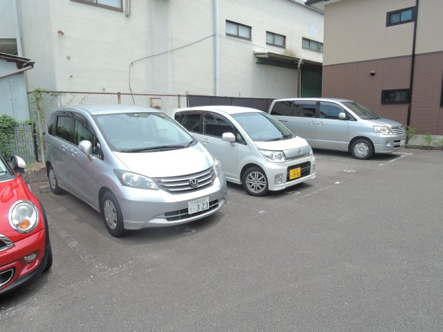 高槻市西冠２丁目の賃貸マンションの駐車場