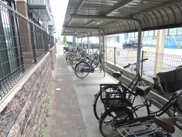 高槻市西冠２丁目の賃貸マンションの駐車場