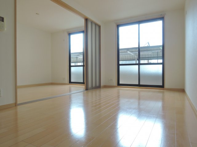 高槻市西冠２丁目の賃貸マンションの居間・リビング