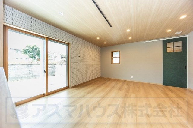 【居間・リビング】 | ライフフィールド岸城町　1号地 | 三方に窓を設け、陽当たり・通風良好！壁一面にアクセントクロスを採用し、開放感溢れる憩いの空間が実現しました。