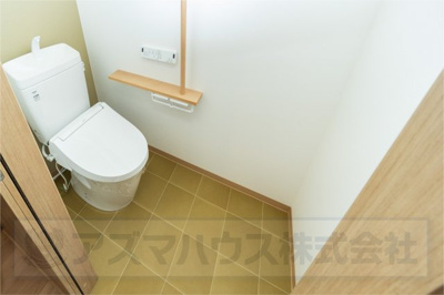 【トイレ】 | ライフフィールド岸城町　1号地 | 寒い時期でも便座が温かい、温水洗浄便座付トイレ。温水で汚れを落とせるので、トイレットペーパーの節約にも！