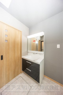 【独立洗面台】 | ライフフィールド岸城町　1号地 | 鏡裏やボウル下に収納スペースのある三面鏡付き洗面化粧台。収納豊富で、散らかりがちな洗面周りが片付きます！