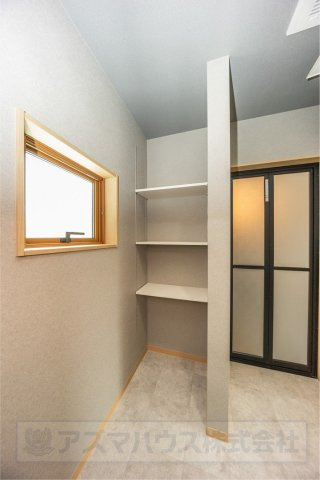 【収納】 | ライフフィールド岸城町　1号地 | 洗面室に可動棚を設置！入浴後すぐに使えるよう、バスタオルや着替えなどの収納にもオススメ！洗濯洗剤置場にも嬉しいスペースです。