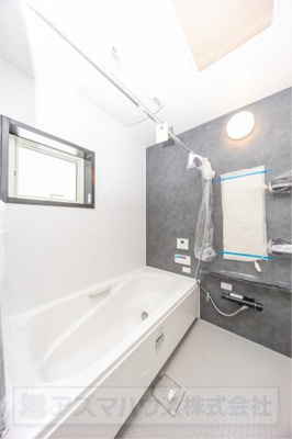 【浴室】 | ライフフィールド岸城町　1号地 | 足を伸ばしてゆったりと湯船に浸かれる広々バスルーム。ご家族一緒に、癒しのバスタイムをお楽しみください！