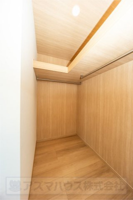 【収納】 | ライフフィールド岸城町　1号地 | 洋室7.6帖のWIC。棚板やハンガーパイプ付き！衣類と帽子などの小物類を区別して、整理整頓しやすい収納スペースです。