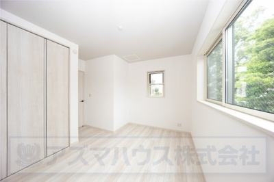 【洋室】 | ライフフィールド岸城町　1号地 | 爽やかなホワイト系でコーディネイトし、室内が広々と感じられる効果も◎