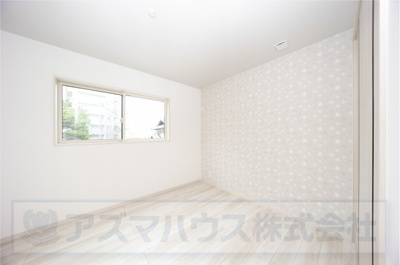 【洋室】 | ライフフィールド岸城町　1号地 | フローリング仕様のお部屋は家具の移動もスムーズ！お好きなインテリアを揃え、お好みのレイアウトでお楽しみください。