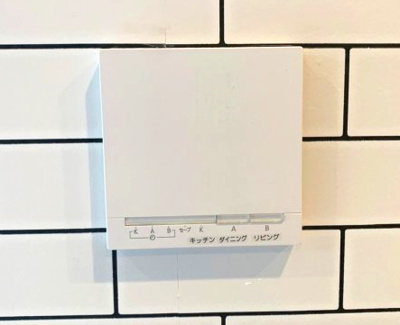 【冷暖房・空調設備】 | ライフフィールド岸城町　1号地 | リビング・ダイニング・キッチンの3面床暖房が標準仕様。足元がポカポカだから、寒い冬もキッチンに立つのが苦になりません。