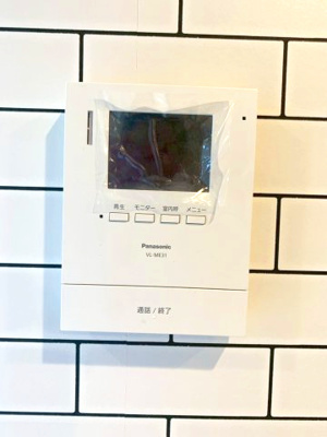 【セキュリティ】 | ライフフィールド岸城町　1号地 | 来客時に便利なＴＶモニター付インターホン。訪問者を確認してから、非対面で会話することができるので安心です。