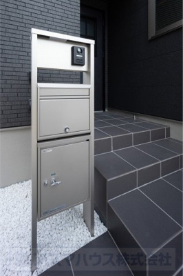 【設備】 | ライフフィールド岸城町　1号地 | 【機能門柱】小さな荷物なら不在時も受取可能な宅配ボックス付き。