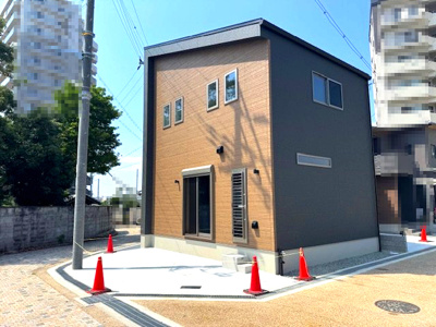 【外観】 | ライフフィールド岸城町　1号地 | カースペース1台分あり(車種による)。整備された前面道路は敷地との高低差が少なく、お車の出し入れもラクラク！