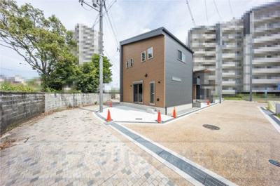 【前面道路含む現地写真】 | ライフフィールド岸城町　1号地 | 南東と南西側の公道に面した角地。ご内覧・お問い合わせはお気軽にどうぞ！