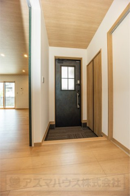 【玄関】 | ライフフィールド岸城町　1号地 | 玄関には大容量のシューズクローク付き！ご家族分の靴が片付きます。お客様をお迎えする空間を綺麗に保つことができますね。