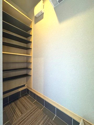 【収納】 | ライフフィールド岸城町　1号地 | シューズクロークには棚板付き！靴選びも楽しくなる、見やすい収納スペースです。お気に入りの靴も大切に保管が可能。