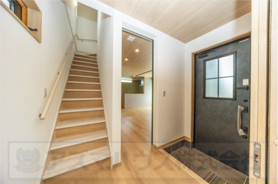 【内装】 | ライフフィールド岸城町　1号地 | 明るい光が差し込む玄関ホール。※掲載中の写真は広角レンズで撮影のため、実際の見え方とは異なります。