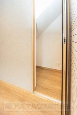 【収納】 | ライフフィールド岸城町　1号地 | リビングには階段下を利用した収納を設け、デッドスペースをなくしました。