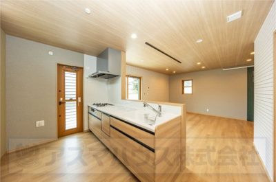 【居間・リビング】 | ライフフィールド岸城町　1号地 | キッチンに立つとリビング・ダイニングが見渡せる対面式。ご家族間の会話が弾み、コミュニケーションも取りやすい空間設計です！調理中の換気にも便利な勝手口付き！