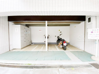 【駐車場】 | バイク置き場。空き区画の有無や駐輪料金、サイズおよび排気量規定などについては、改めてお問い合わせください。～即日のご見学可能～　お問合せはお気軽にどうぞ。
