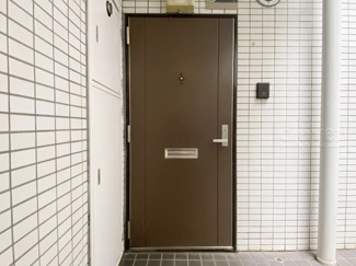 【その他共用部分】 | 皆様をお迎えする、お部屋の玄関ドア。開けやすさや開放角度、ドアノブの操作しやすさや鍵の形状などを、現地で一度ご確認ください。～即日のご見学可能～　お問合せはお気軽にどうぞ。
