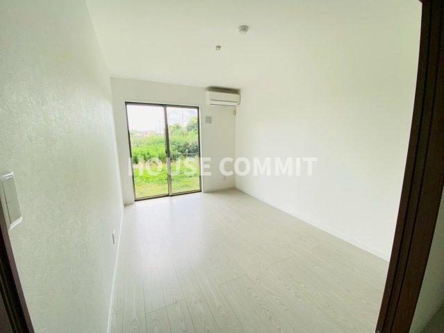 文違　新築アパートの洋室