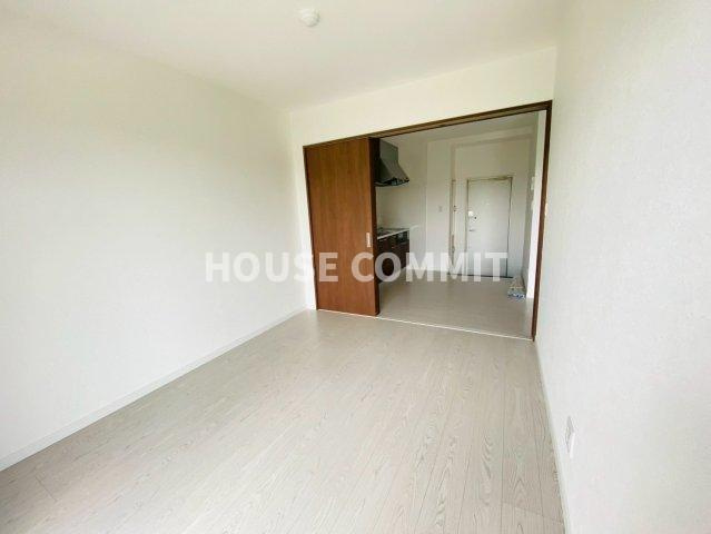 文違　新築アパートの洋室