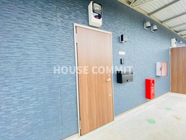 文違　新築アパートの玄関