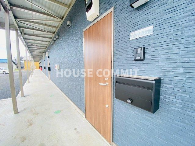 文違　新築アパートの玄関