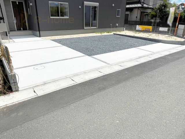 笠間市旭町第12　新築戸建て　1号棟の駐車場|カースペースは3台完備。ゲスト用のスペースも確保できますね♪