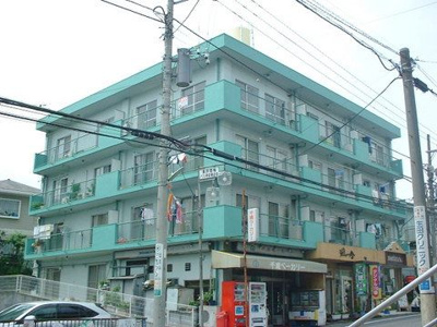 【外観】 | グランドール生田Ⅱ | 「生田」駅にアクセス可能な最寄りバス停まで徒歩1分！雨の日のお出かけだって憂鬱になりません☆便利な立地の4階建てマンションです♪