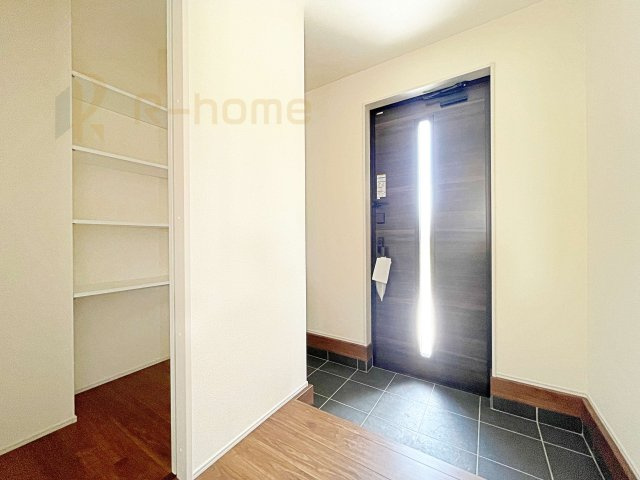 笠間市旭町第12　新築戸建て　2号棟の玄関|玄関には便利なシューズクロークを設置。アウトドア用品やベビーカーなどの収納に役立ちますね♪