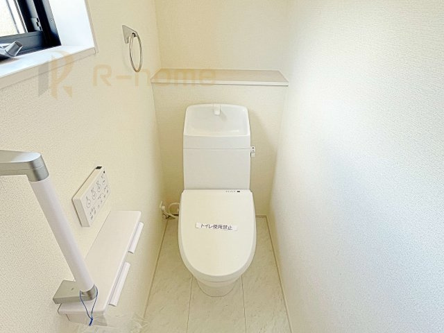 笠間市旭町第12　新築戸建て　2号棟のトイレ|温水洗浄便座付きのトイレ。
トイレが２ヵ所設置で朝の忙しい時間でも安心です。
