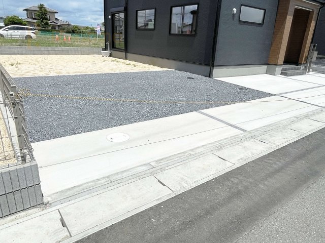 笠間市旭町第12　新築戸建て　2号棟の駐車場|カースペースは3台完備。ゲスト用のスペースも確保できますね♪