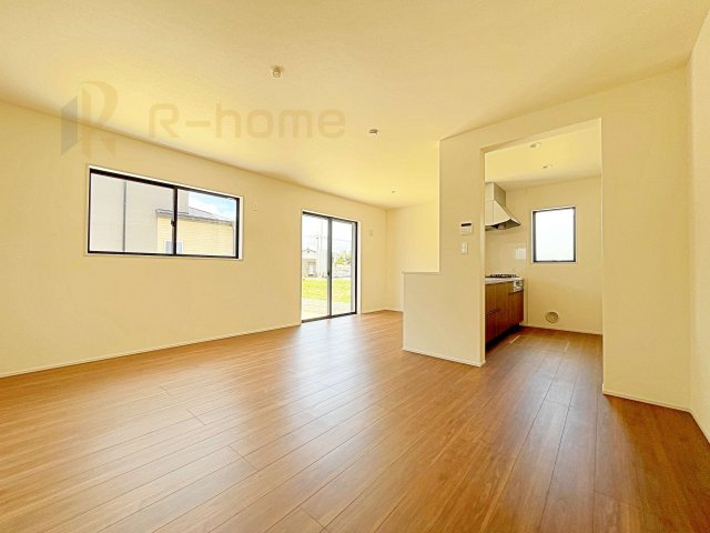 笠間市旭町第12　新築戸建て　2号棟の居間・リビング|リビングには開口部を可能な限り多く設けました。人が集まる場所なので開放感が必要な場所だと思います。