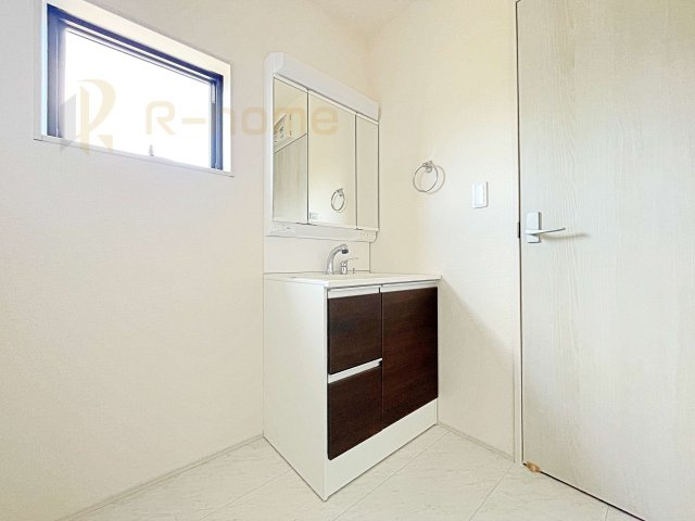 笠間市旭町第12　新築戸建て　2号棟の洗面所|三面鏡の使いやすい洗面台です。忙しい朝も家族みんなで身支度可能なスペース。