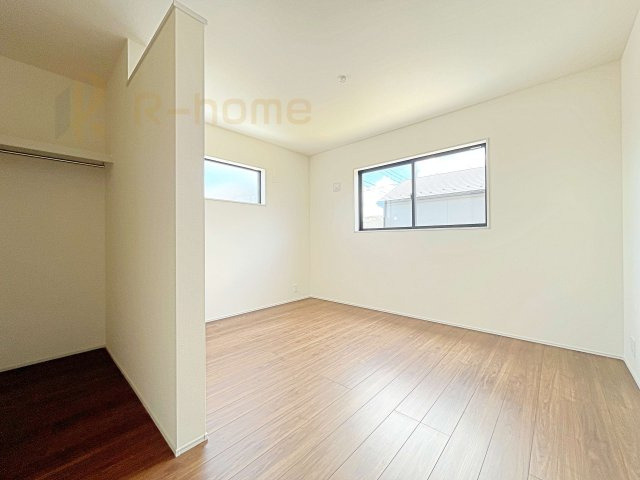 笠間市旭町第12　新築戸建て　2号棟の洋室|収納便利なウォークインクローゼット付きの洋室♪
明るく風通しの良いお部屋です♪
