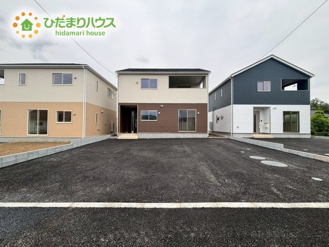 本庄市児玉町児玉　第12　新築一戸建て　クレイドルガーデン　02の駐車場|車並列3台以上停められる、ゆとりのある駐車スペース！