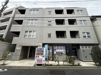 【外観】 | 手入れの行き届いた外壁やエントランスなど、「見ればわかる」レベルで清潔感を保ったマンションです。築年数を感じさせない姿で皆様をお出迎えします。～即日のご見学可能～　お問合せはお気軽にどうぞ。