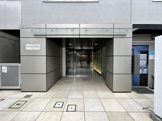 【エントランス】 | お客様を、そして住人を出迎えてくれるマンションのエントランス。ゴミが落ちていないことからも、管理状態の良さや住民の節度の高さが見て取れます。～即日のご見学可能～　お問合せはお気軽にどうぞ。